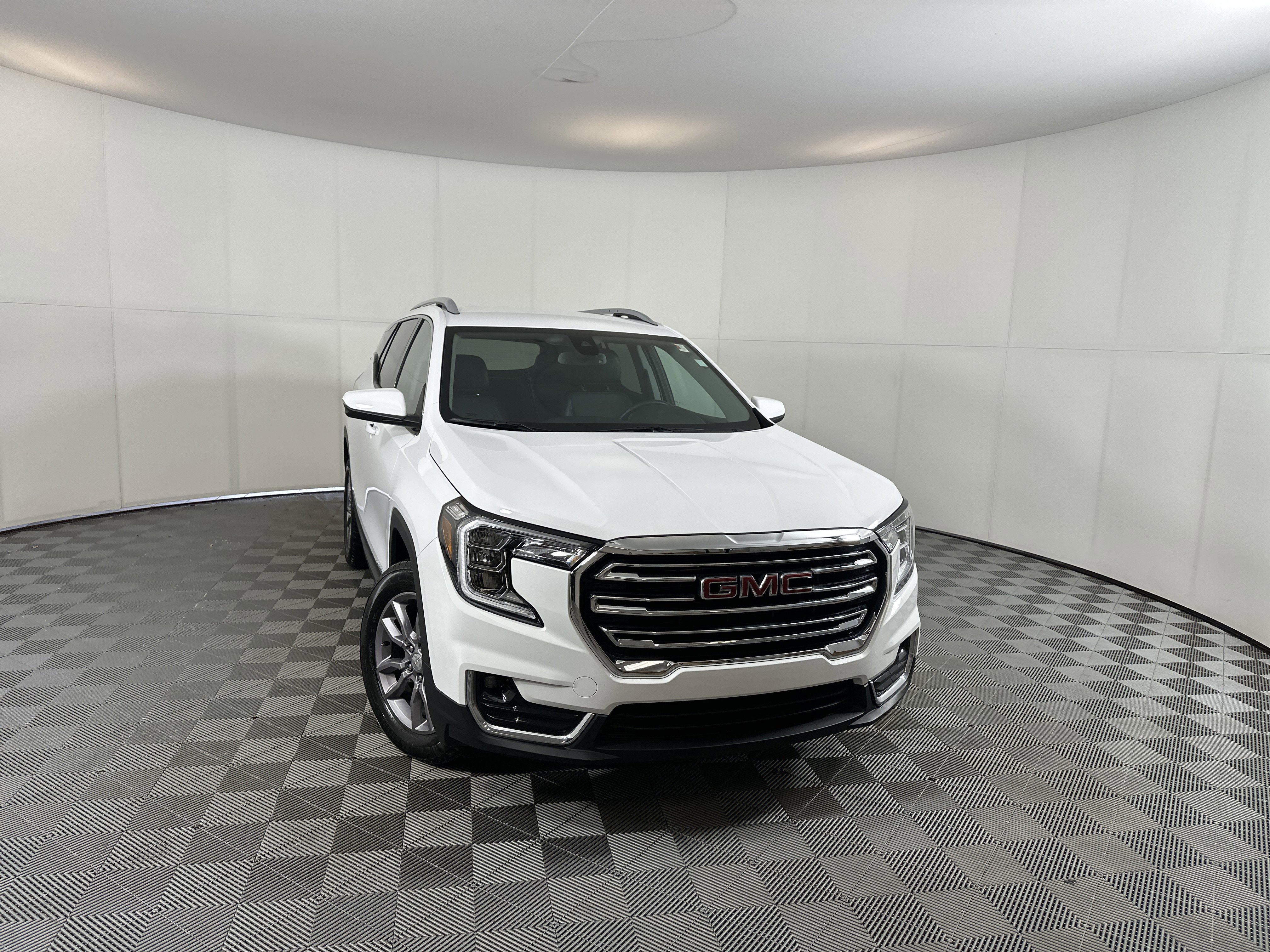 Certified 2024 GMC Terrain SLT image 1
