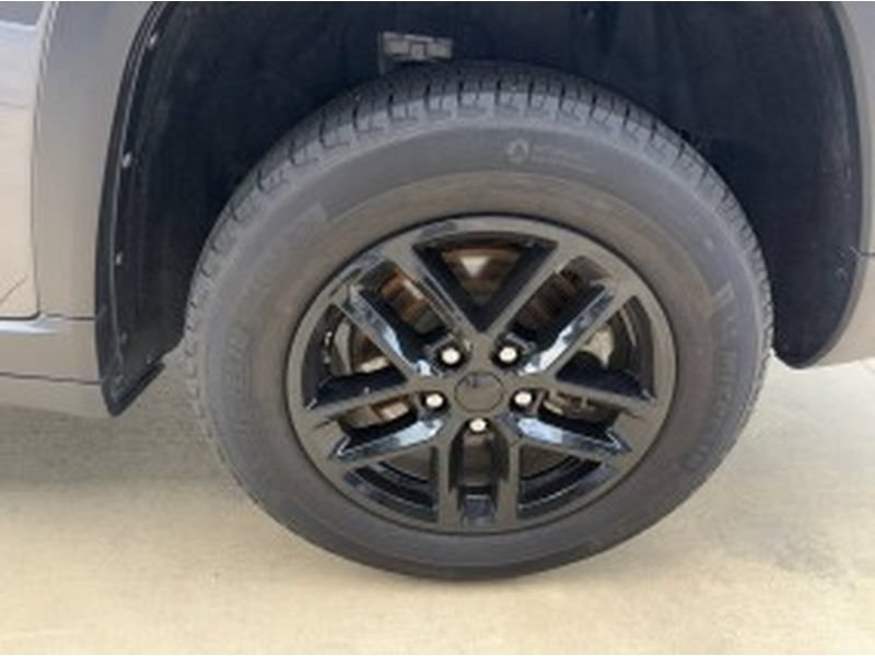 Used 2025 Jeep Grand Cherokee L Laredo AWD/4WD image 11