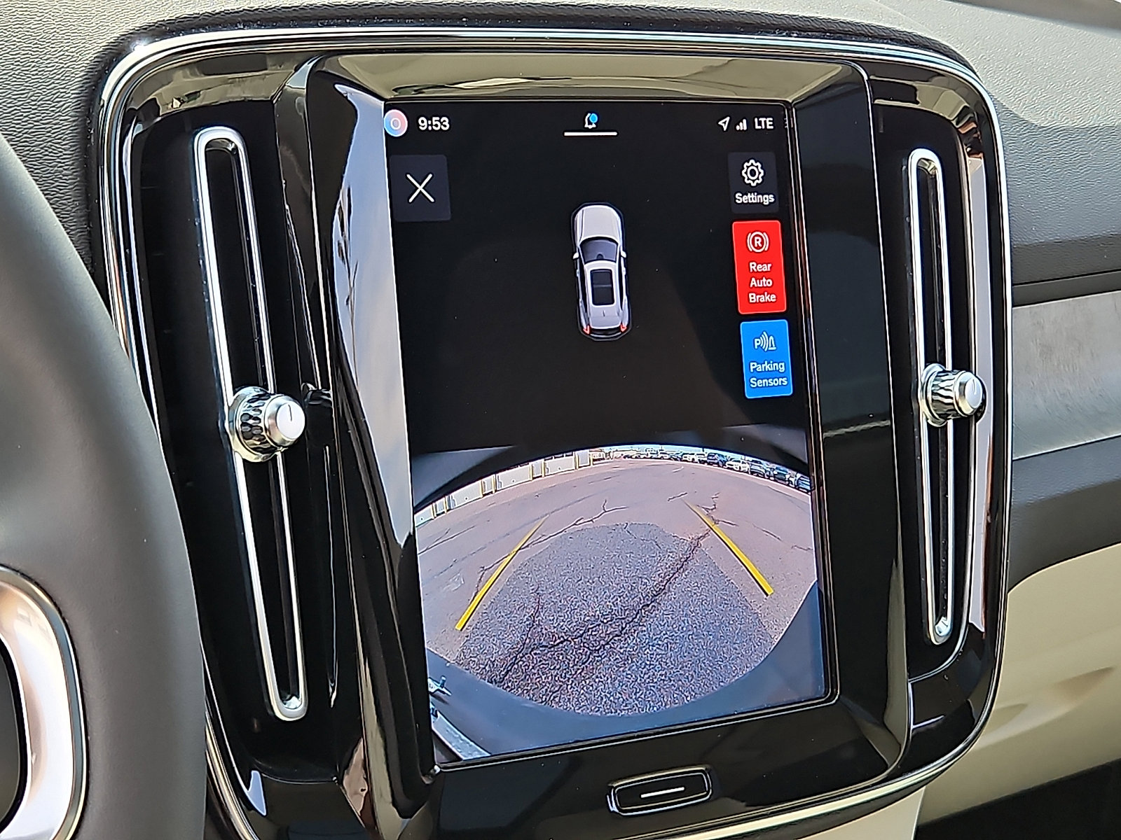 Certified 2023 Volvo XC40 B5 Plus w/ Climate Package image 19