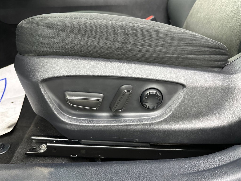 Used 2020 Toyota Camry LE image 10