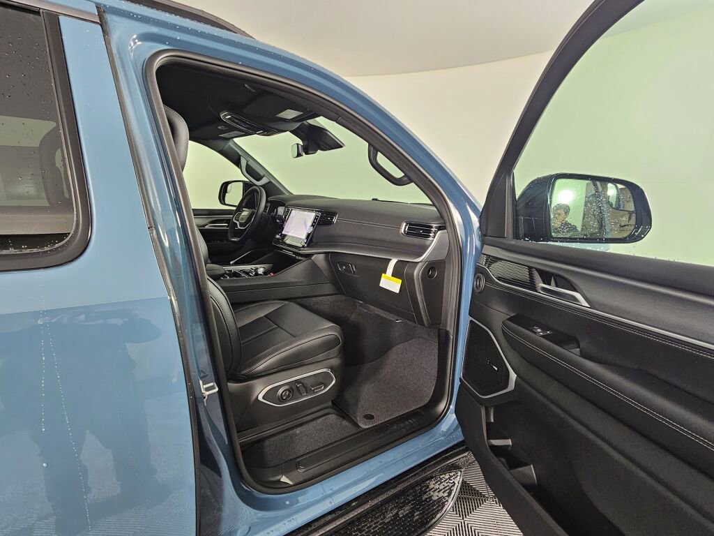 New 2026 Jeep Grand Wagoneer L Limited w/ Rear Seat Video Group I image 38