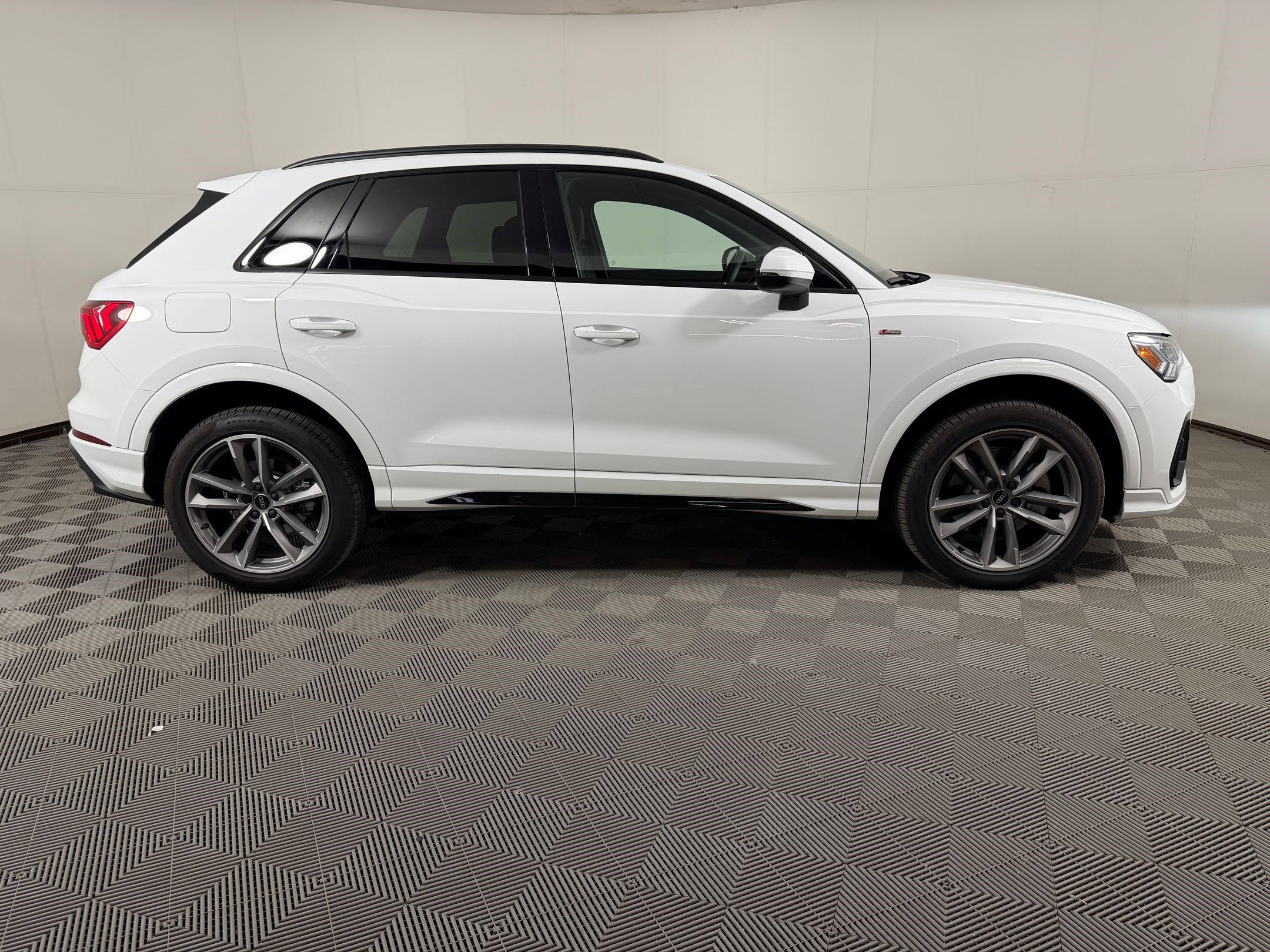 Certified 2025 Audi Q3 2.0T Premium w/ Convenience Package AWD/4WD image 8