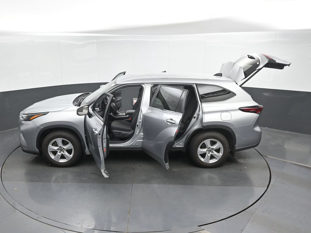Used 2024 Toyota Highlander LE AWD/4WD image 50