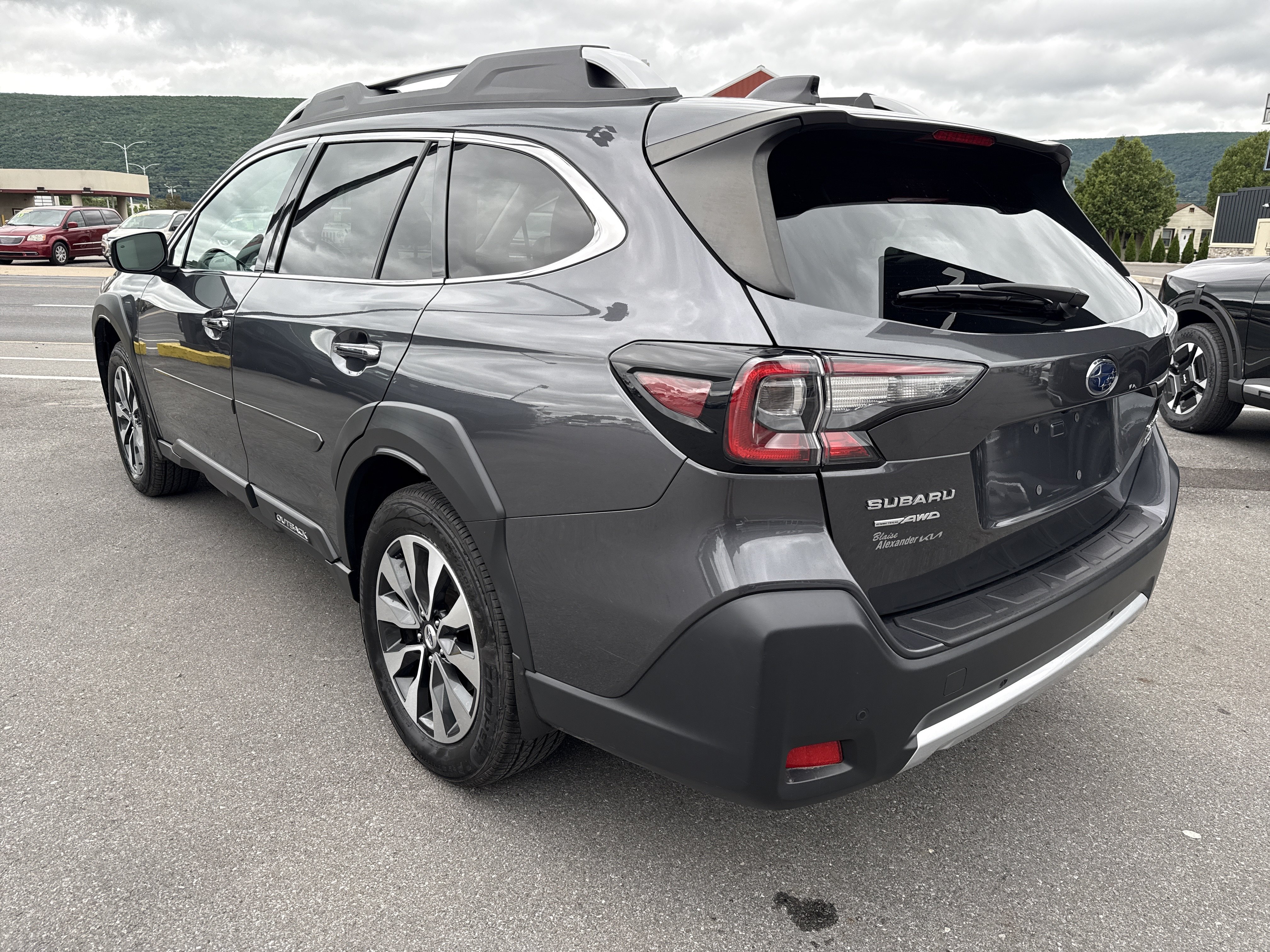 Used 2023 Subaru Outback Touring AWD/4WD image 6