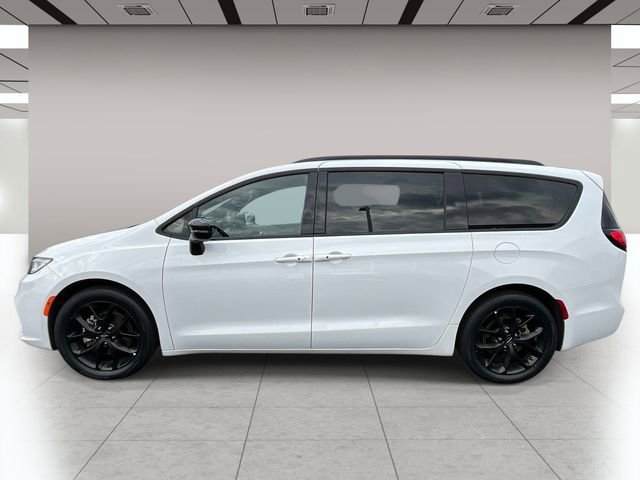Used 2025 Chrysler Pacifica Limited FWD image 7