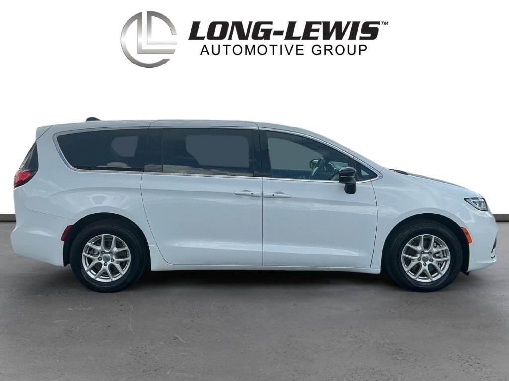 Used 2024 Chrysler Pacifica Touring FWD image 8