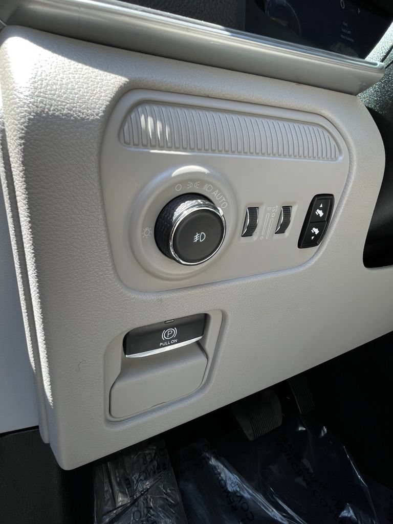Used 2024 Jeep Wagoneer L Series III w/ Flexible Seating Group AWD/4WD image 17
