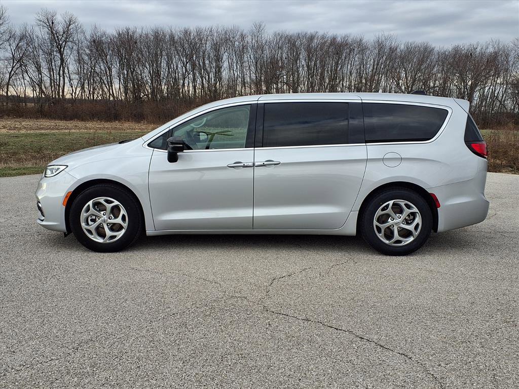 Used 2024 Chrysler Pacifica Limited image 24