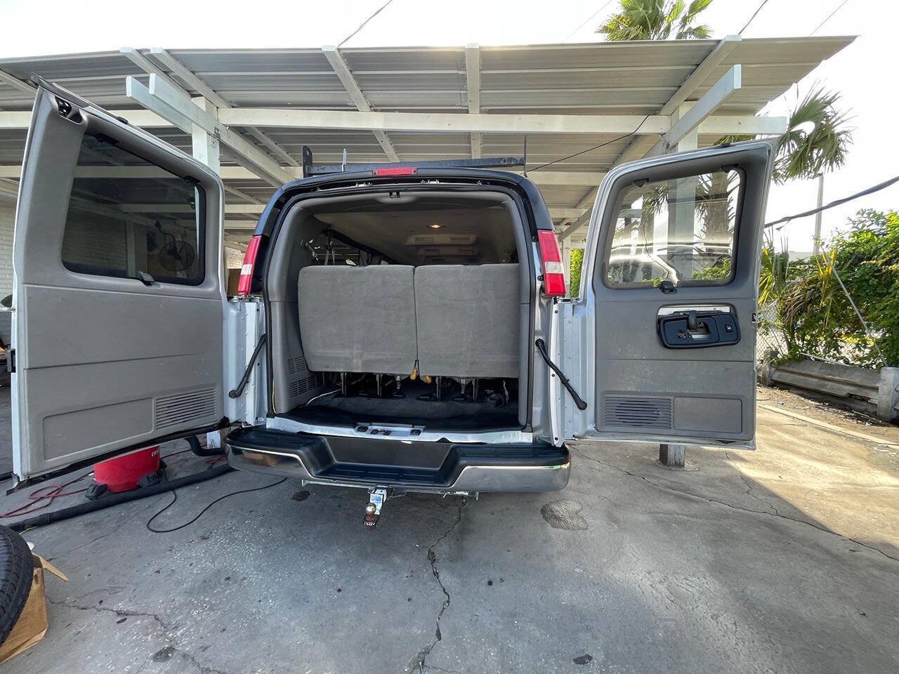 Used 2017 Chevrolet Express 3500 LT w/ LT Preferred Equipment Group RWD image 2
