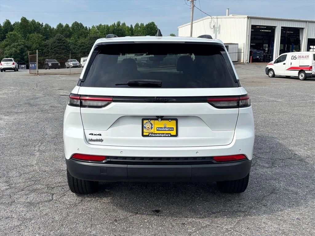 Used 2023 Jeep Grand Cherokee Altitude AWD/4WD image 25