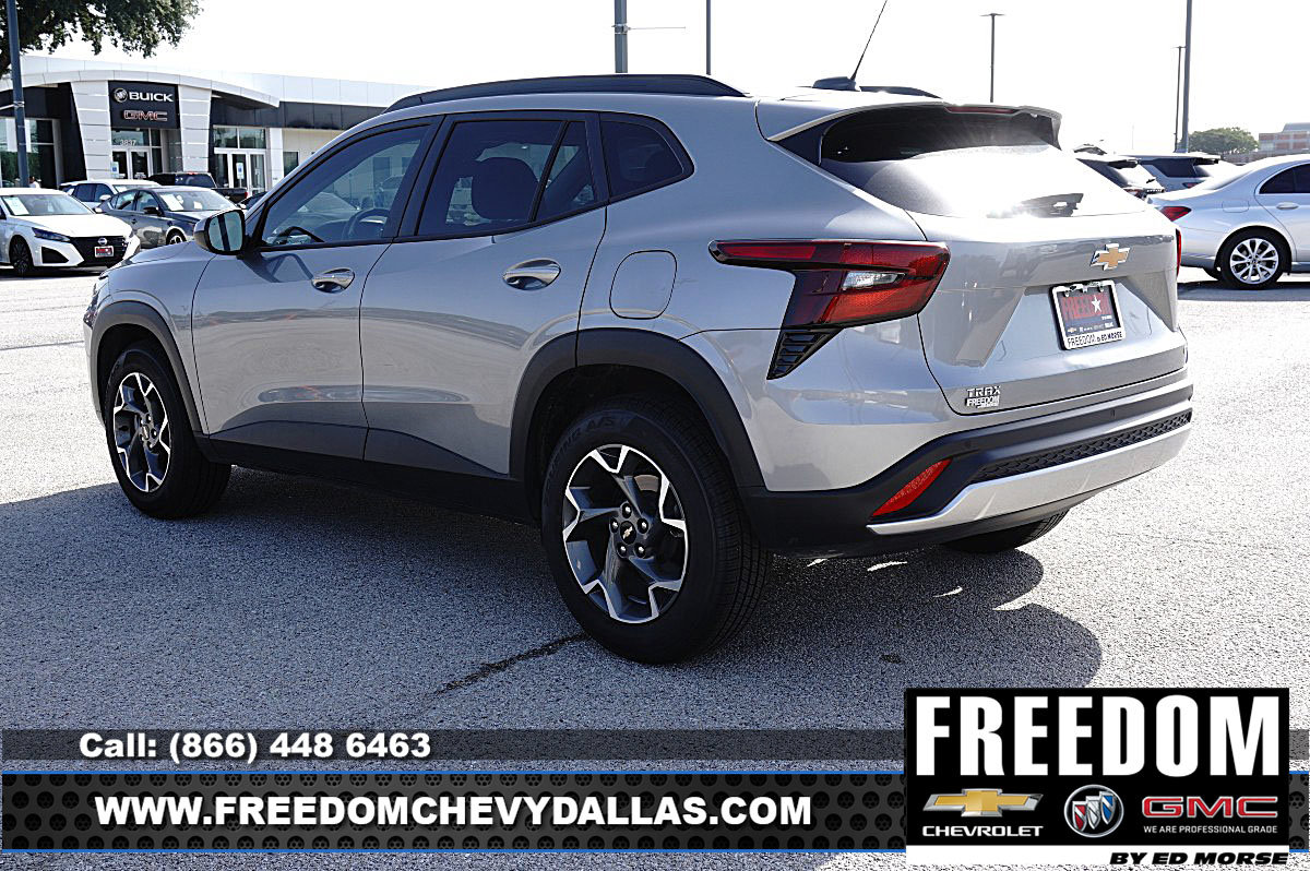 Used 2025 Chevrolet Trax LT w/ Driver Confidence Package FWD image 32