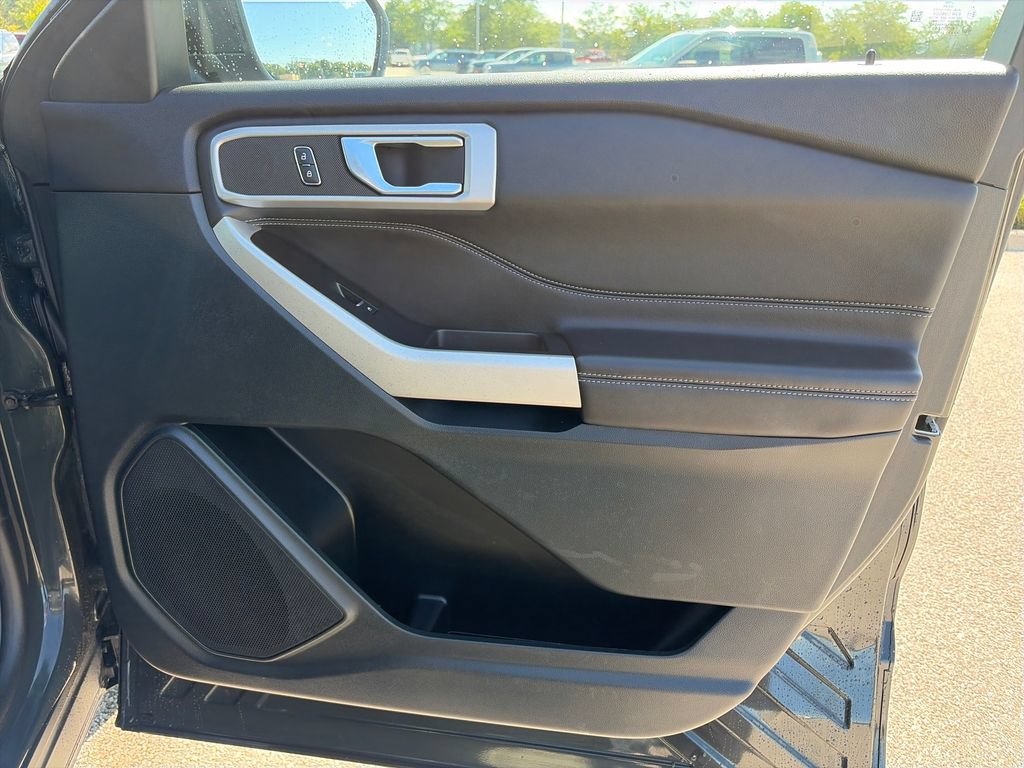 Used 2024 Ford Explorer XLT w/ Equipment Group 202A AWD/4WD image 9