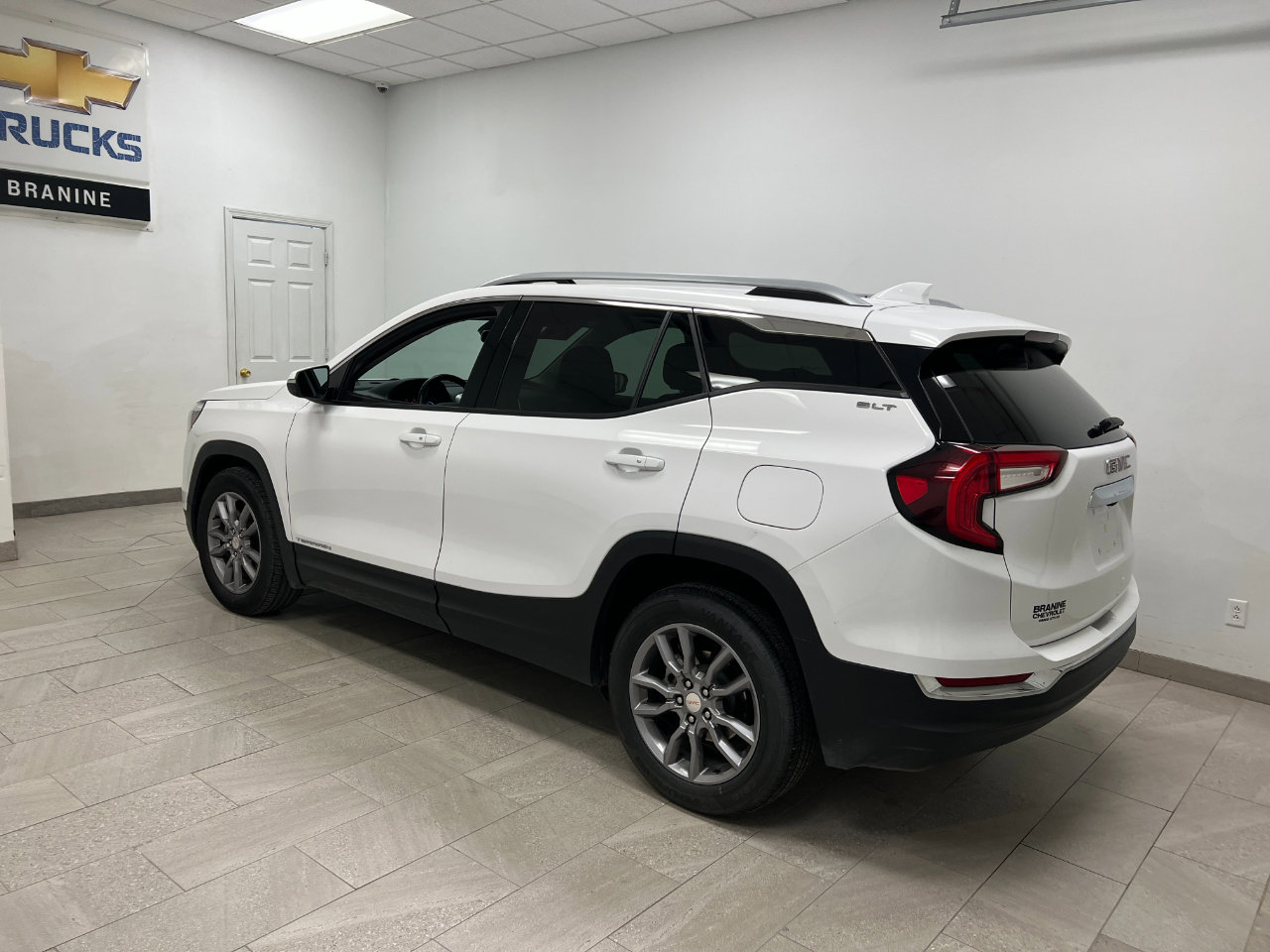 Used 2024 GMC Terrain SLT image 7