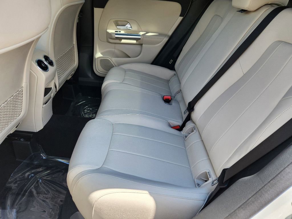 Used 2025 Mercedes-Benz GLA 250 4MATIC image 12