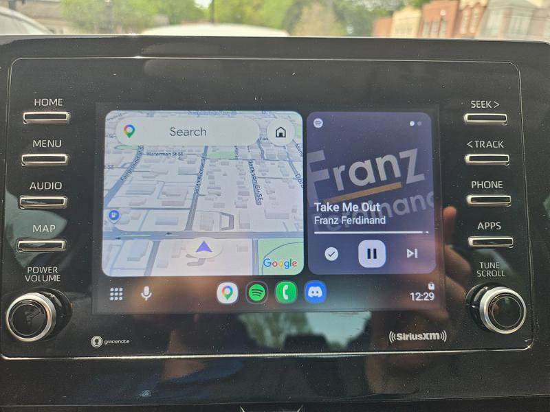 Used 2023 Toyota Camry SE FWD image 3