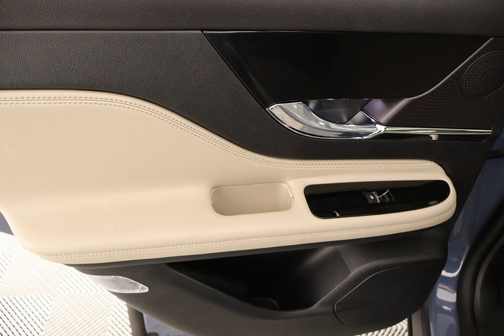 New 2026 Lincoln Corsair Grand Touring w/ Jet Appearance Package AWD/4WD image 18