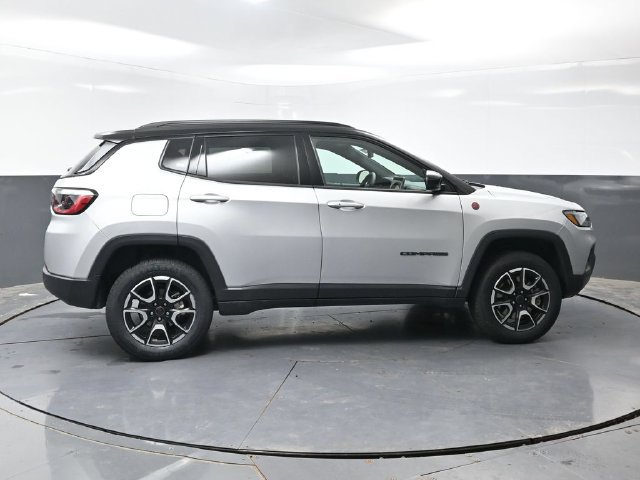 Used 2025 Jeep Compass Trailhawk AWD/4WD image 6