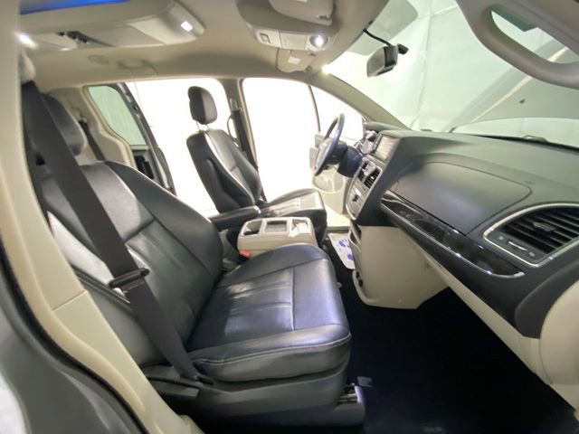 Used 2014 Chrysler Town & Country Touring w/ Driver Convenience Group image 38