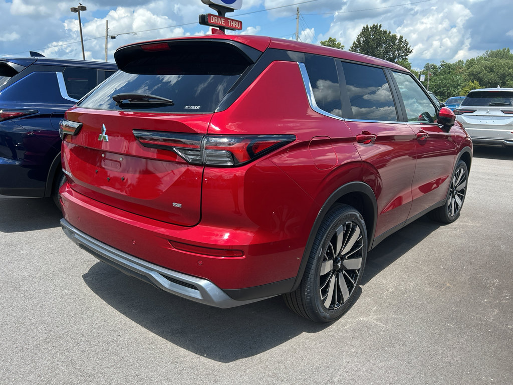 New 2025 Mitsubishi Outlander SE image 2