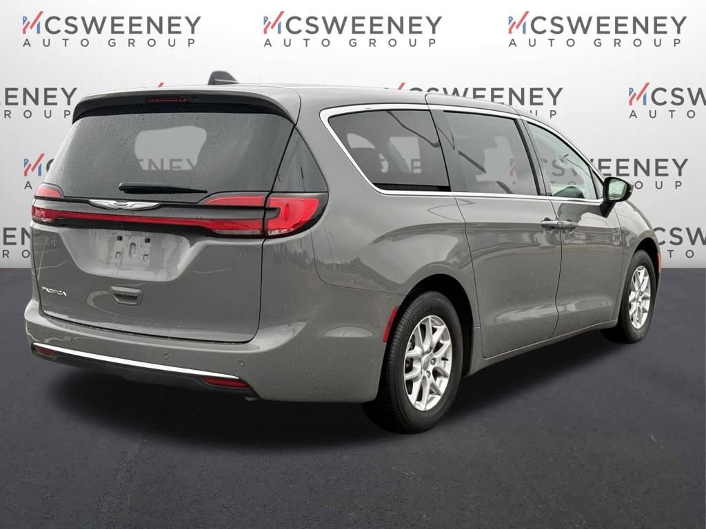 Used 2023 Chrysler Pacifica Touring-L image 5