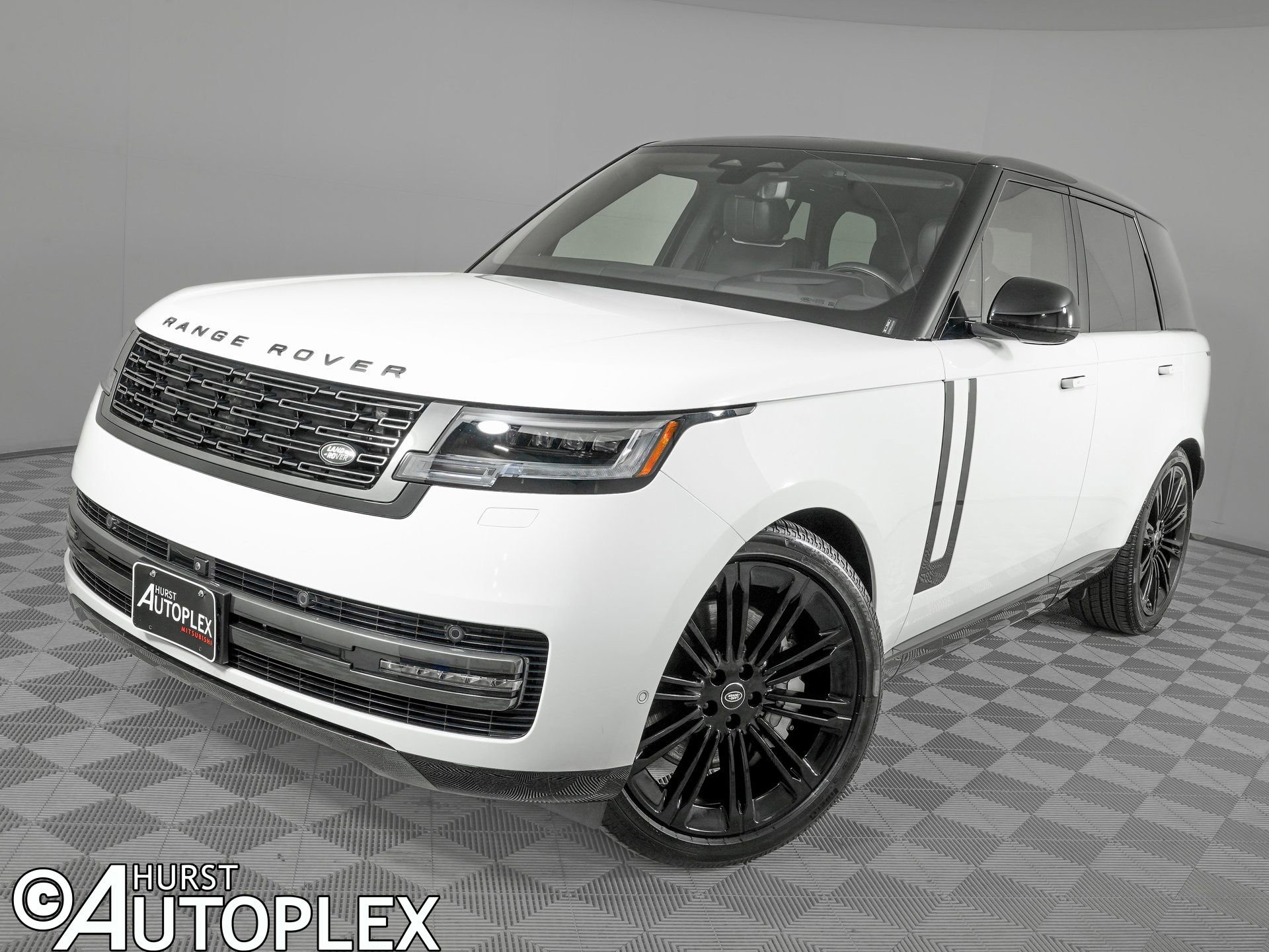 Used 2025 Land Rover Range Rover SE image 1