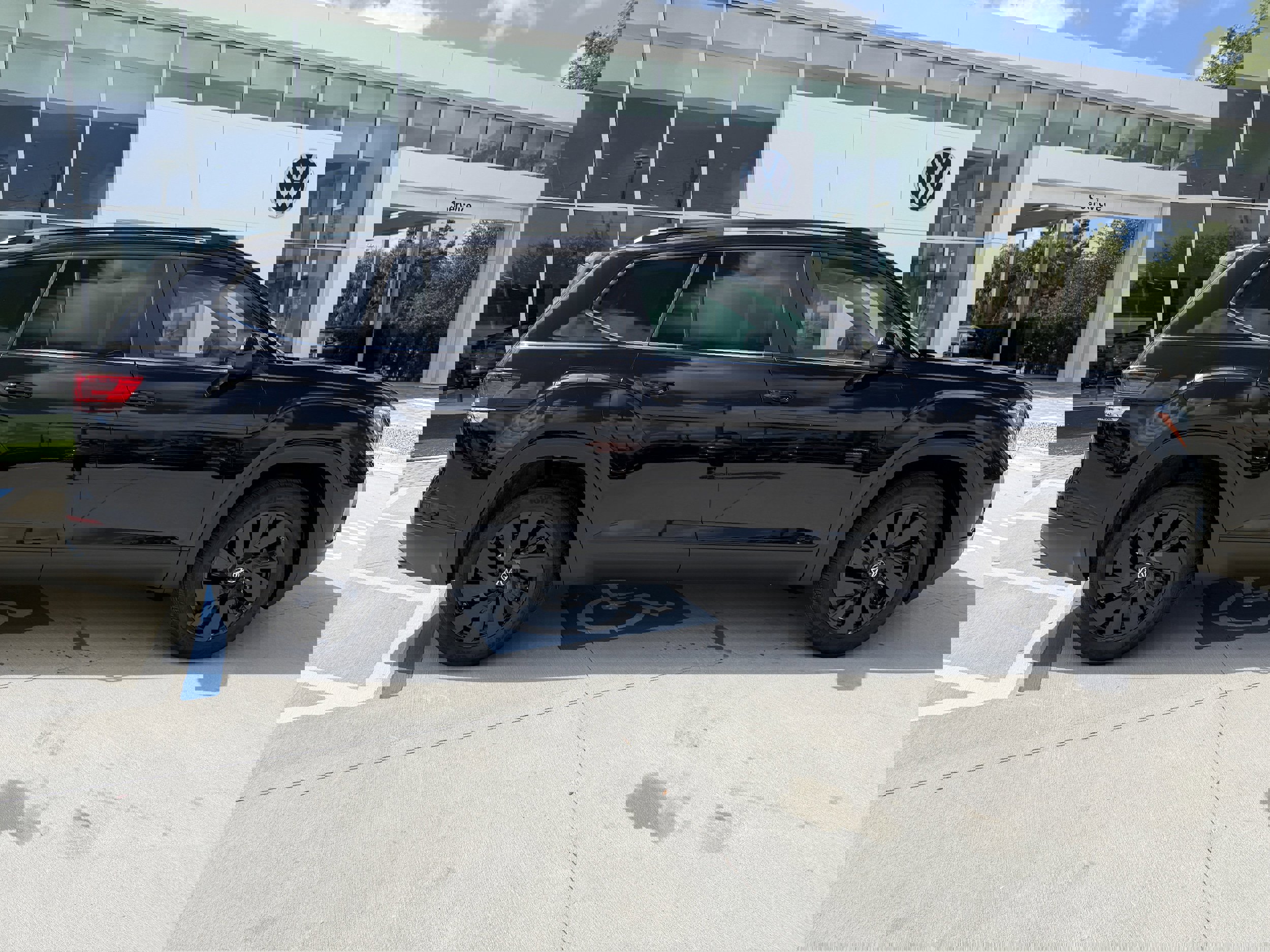 New 2026 Volkswagen Atlas SE image 2