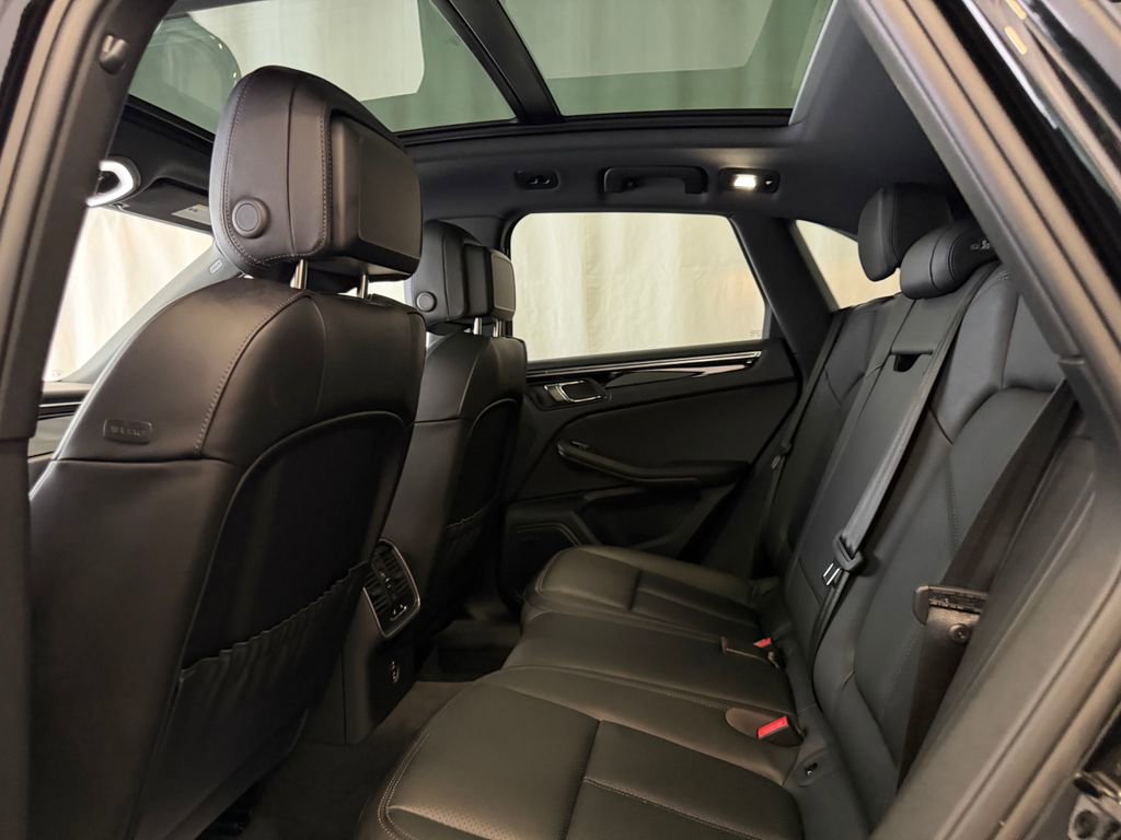 Used 2025 Porsche Macan AWD/4WD image 24