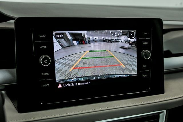 Certified 2025 Volkswagen Taos SE w/ Panoramic Sunroof Package AWD/4WD image 17