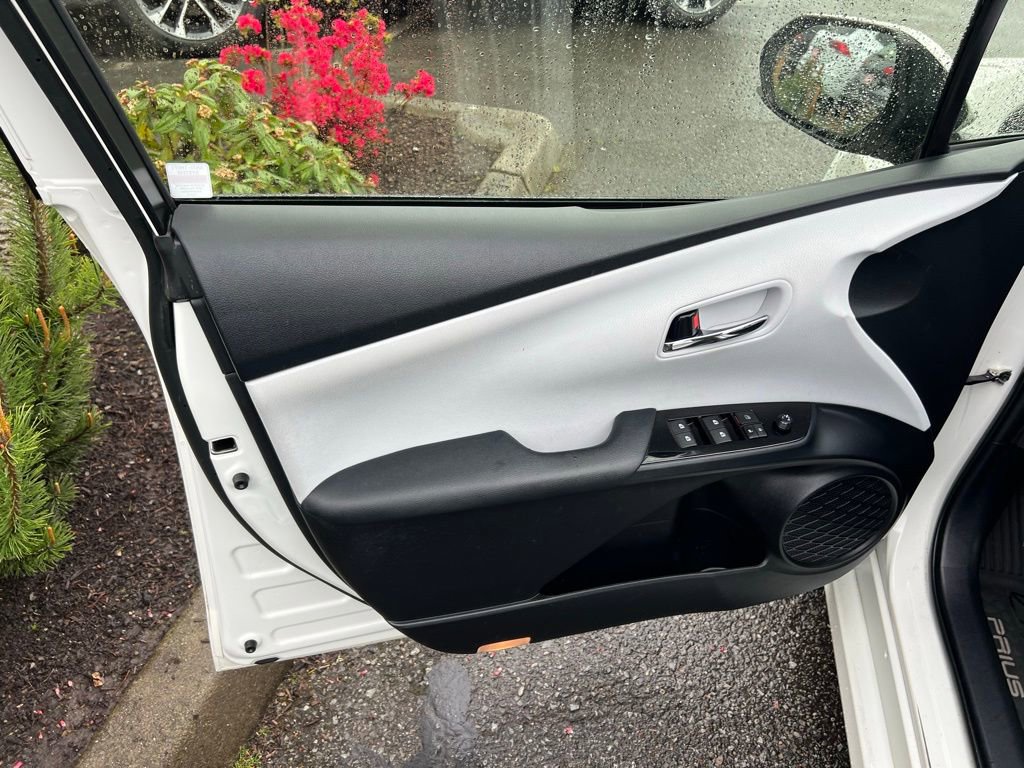 Used 2016 Toyota Prius Two image 11