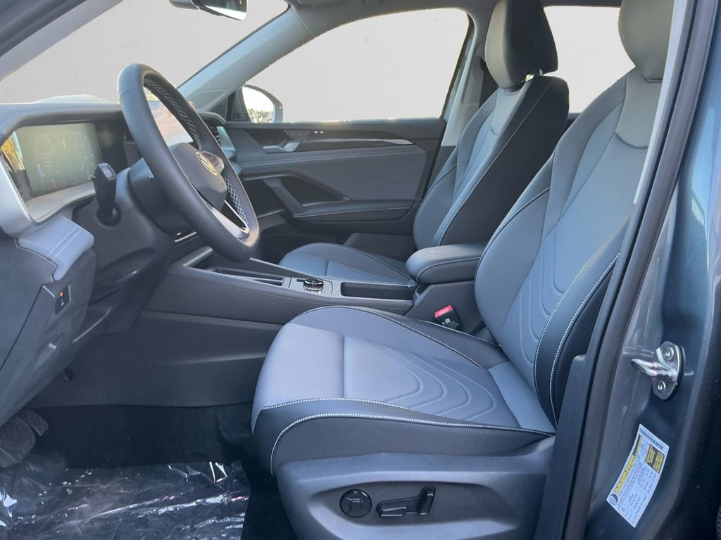 New 2025 Volkswagen Tiguan SE image 9