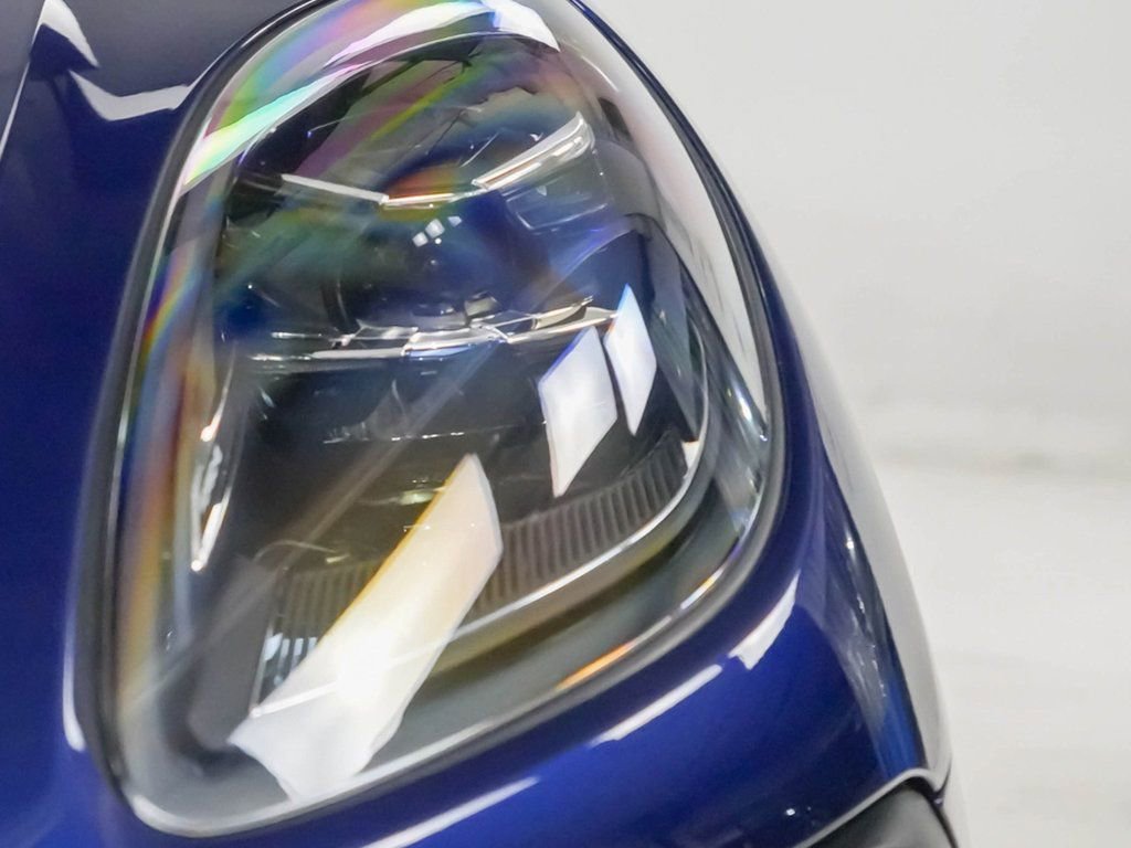 Certified 2025 Porsche Macan image 6