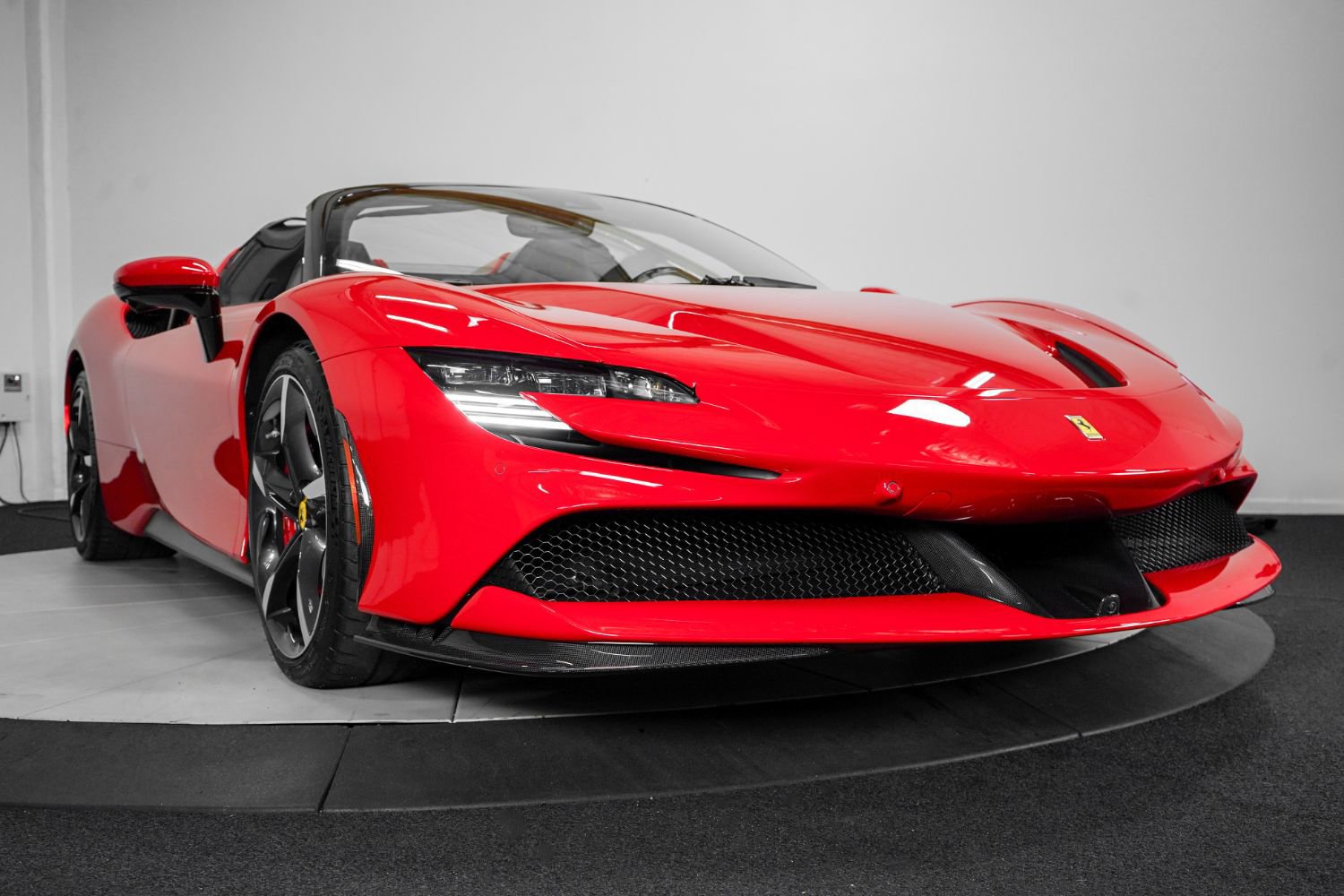 Used 2022 Ferrari SF90 Spider image 18