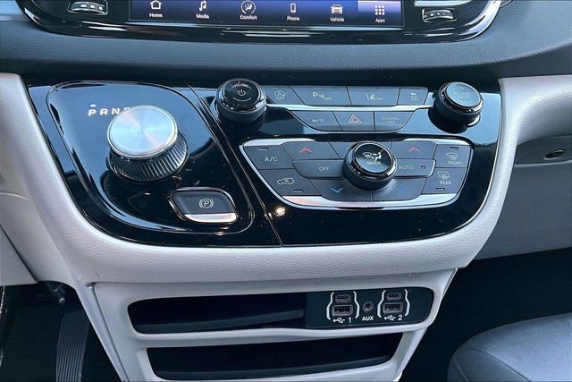 Used 2024 Chrysler Pacifica Touring-L image 16