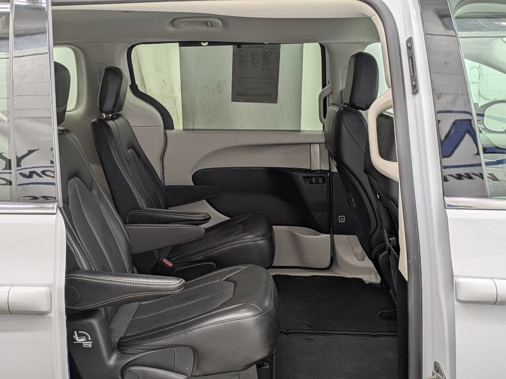 Used 2024 Chrysler Pacifica Touring-L FWD image 27