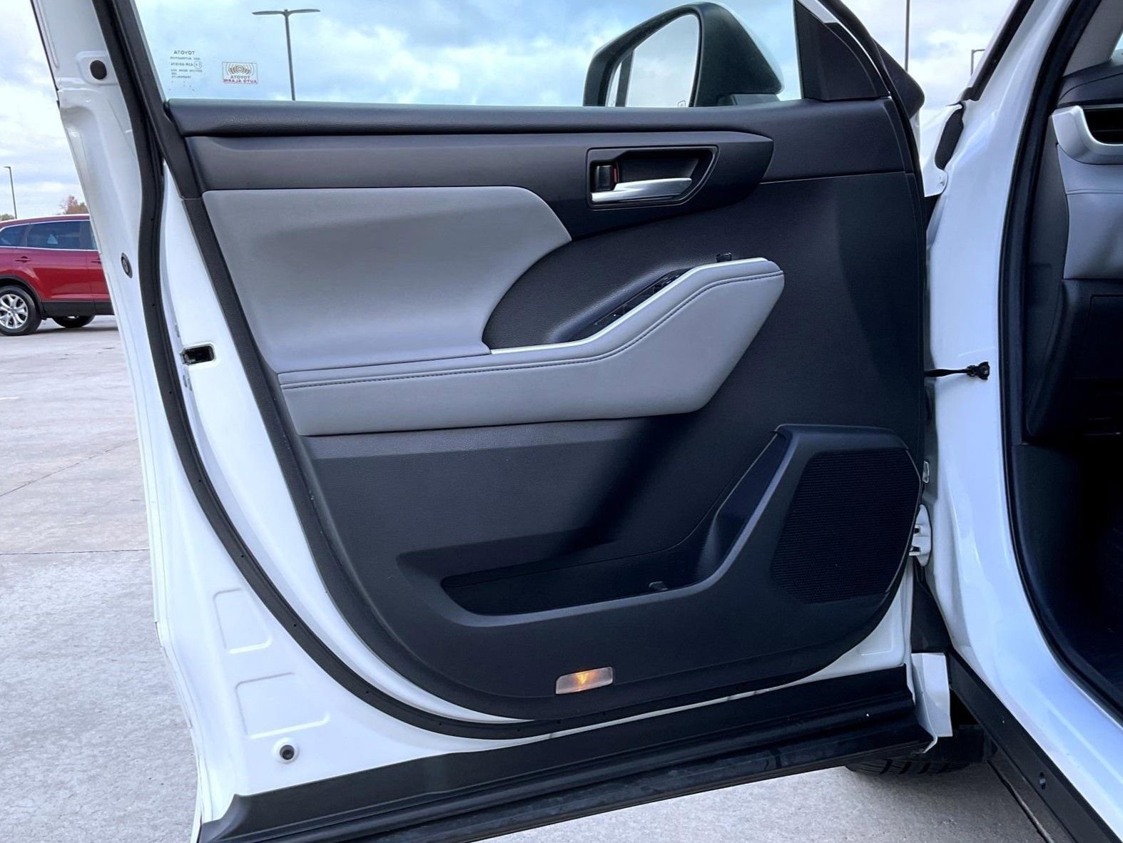 Used 2020 Toyota Highlander XLE image 9