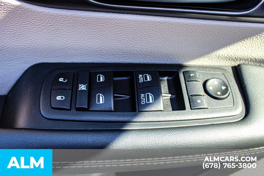 Used 2024 Chrysler Pacifica Touring-L image 34