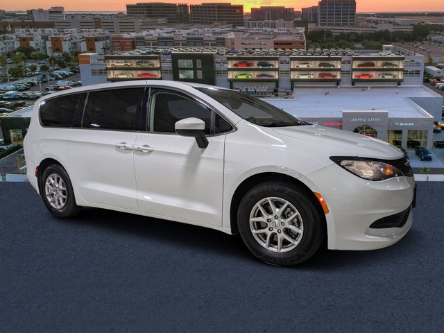 Used 2023 Chrysler Voyager LX image 1