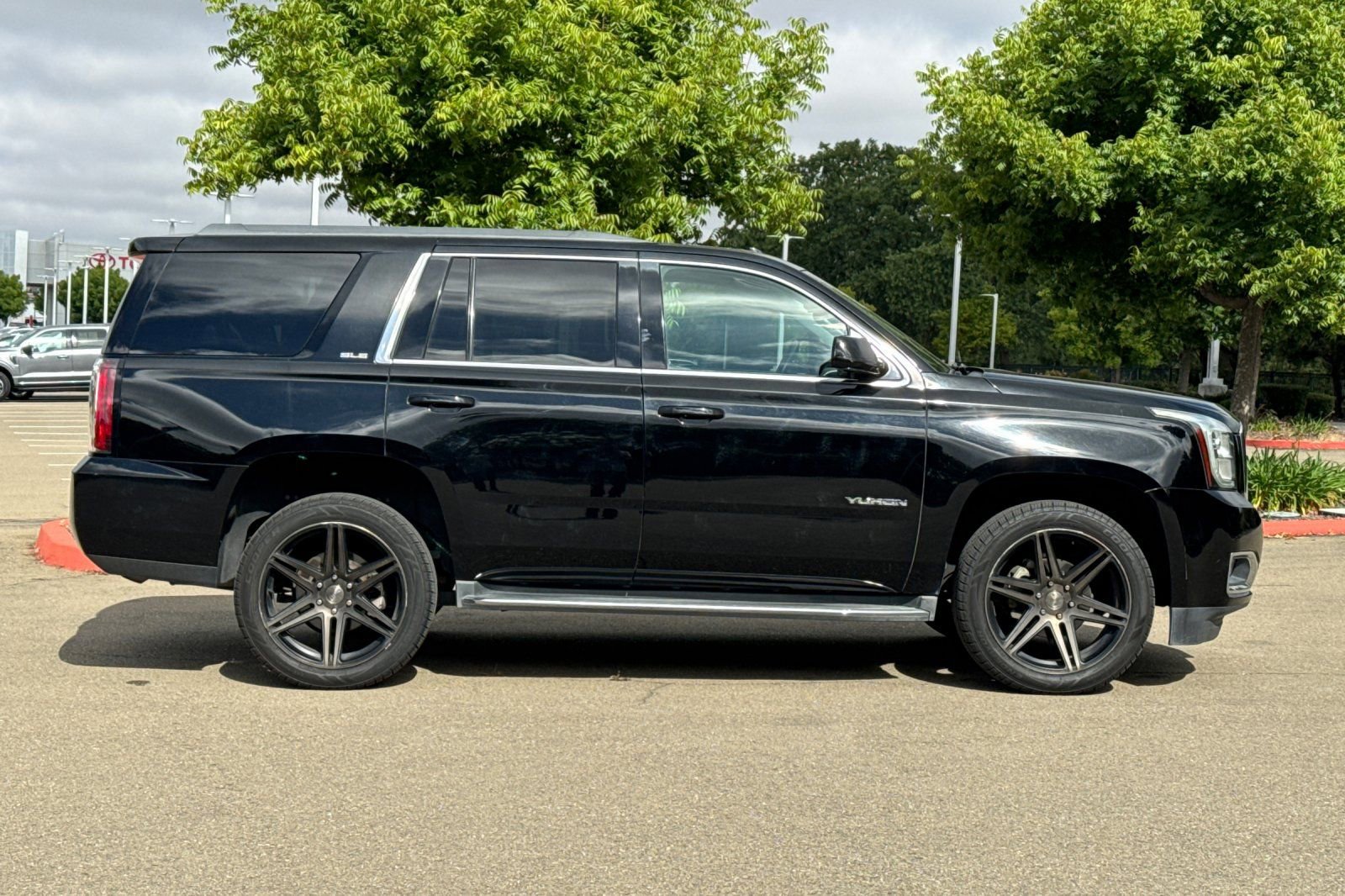 Used 2015 GMC Yukon SLE w/ Convenience Package AWD/4WD image 3