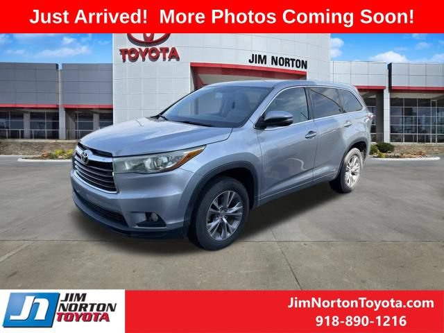 Used 2015 Toyota Highlander Plus FWD image 2