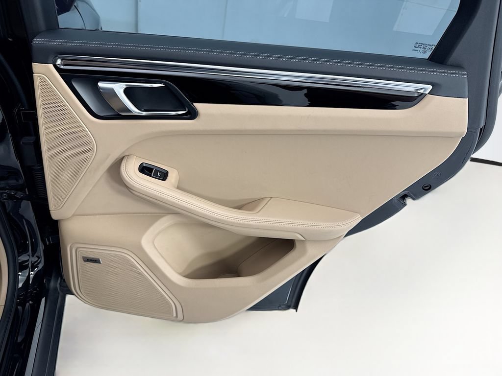 Certified 2025 Porsche Macan S AWD/4WD image 27