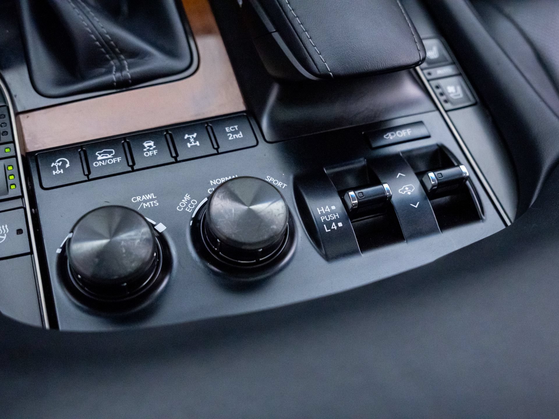 Used 2020 Lexus LX 570 4WD w/ Luxury Package image 32