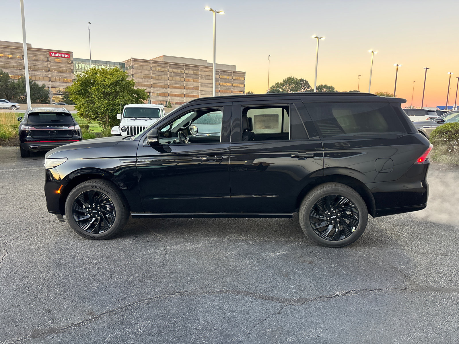 New 2027 Lincoln Navigator Reserve w/ Jet Appearance Package AWD/4WD image 4