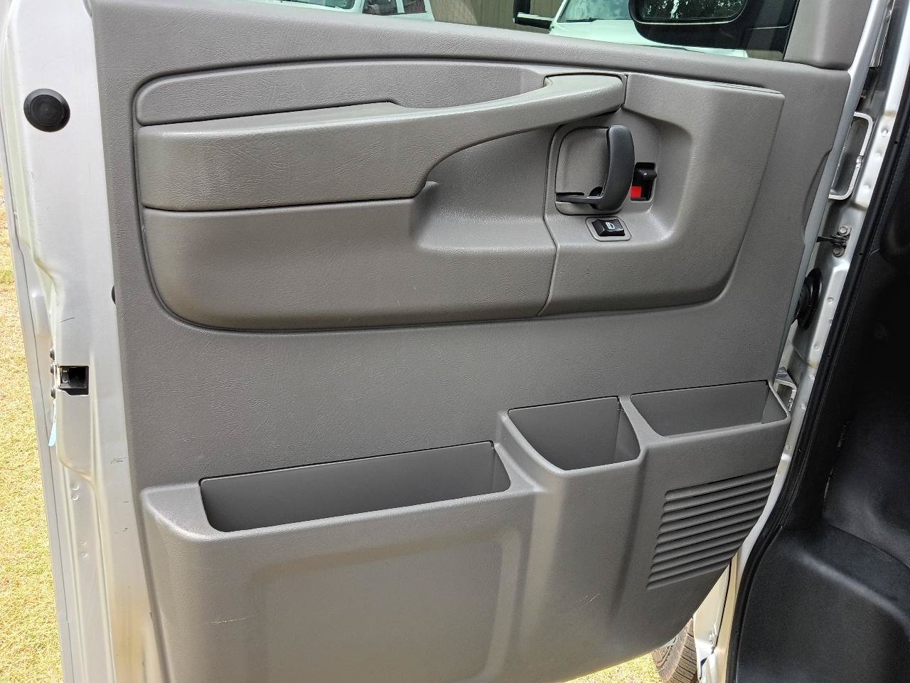 Used 2014 GMC Savana 3500 LS w/ Chrome Appearance Package RWD image 9