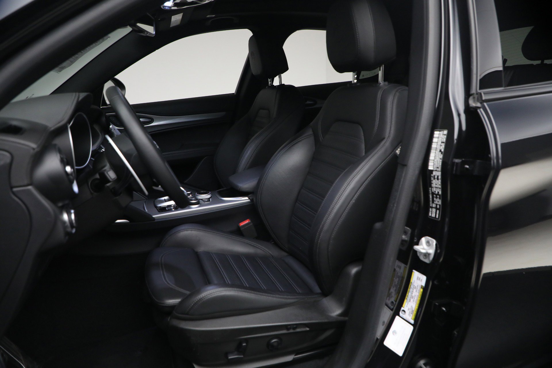 Used 2023 Alfa Romeo Stelvio Veloce AWD/4WD image 19