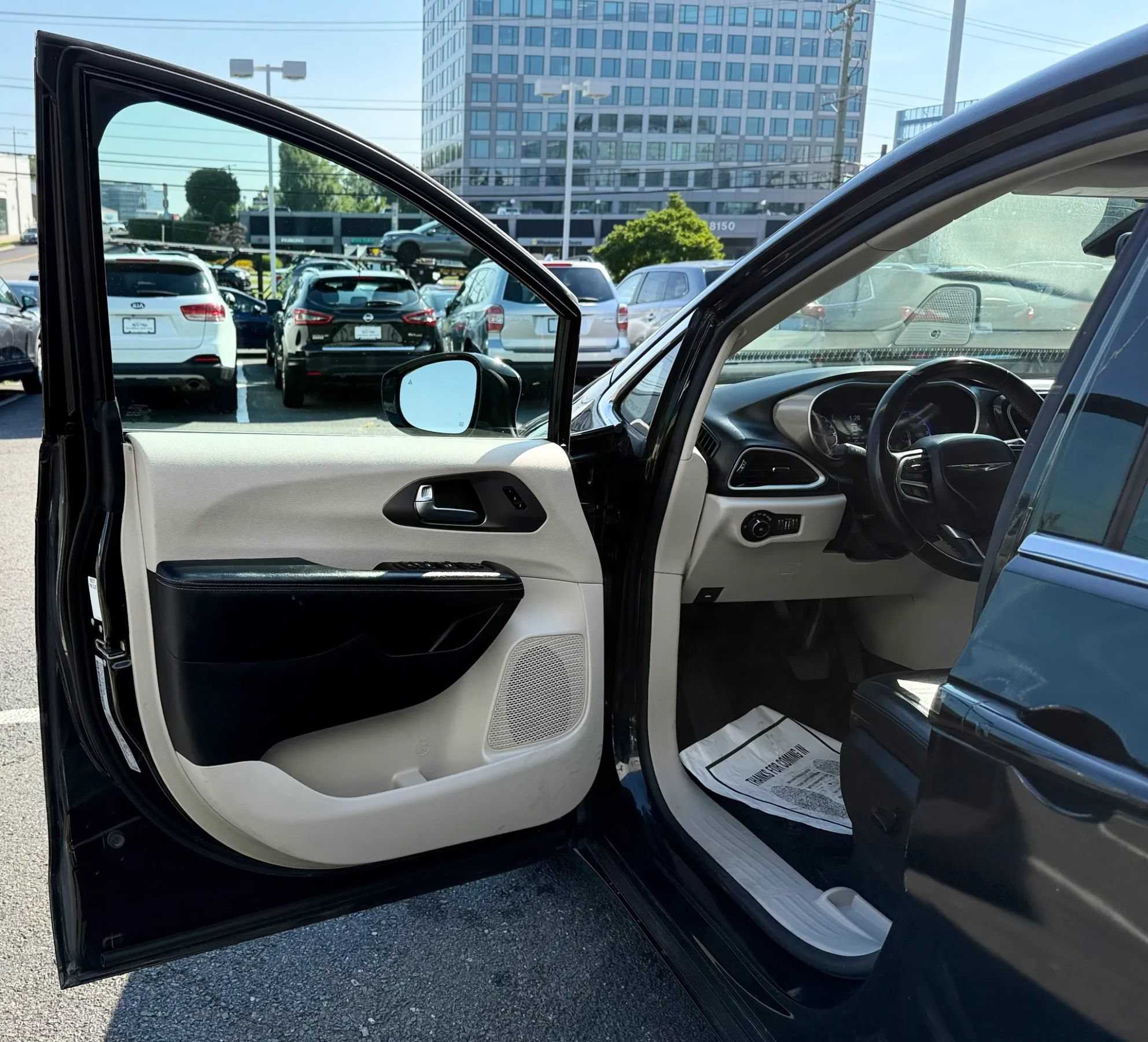 Used 2022 Chrysler Pacifica Touring-L FWD image 9