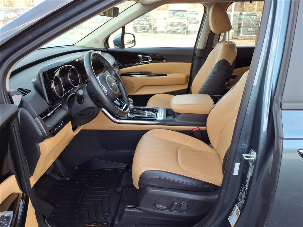 Used 2022 Kia Carnival EX image 10