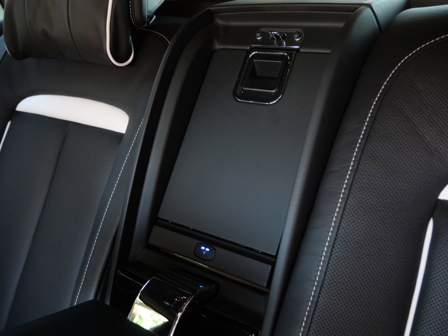 Certified 2022 Rolls-Royce Cullinan Black Badge w/ Dark Exterior Package image 34