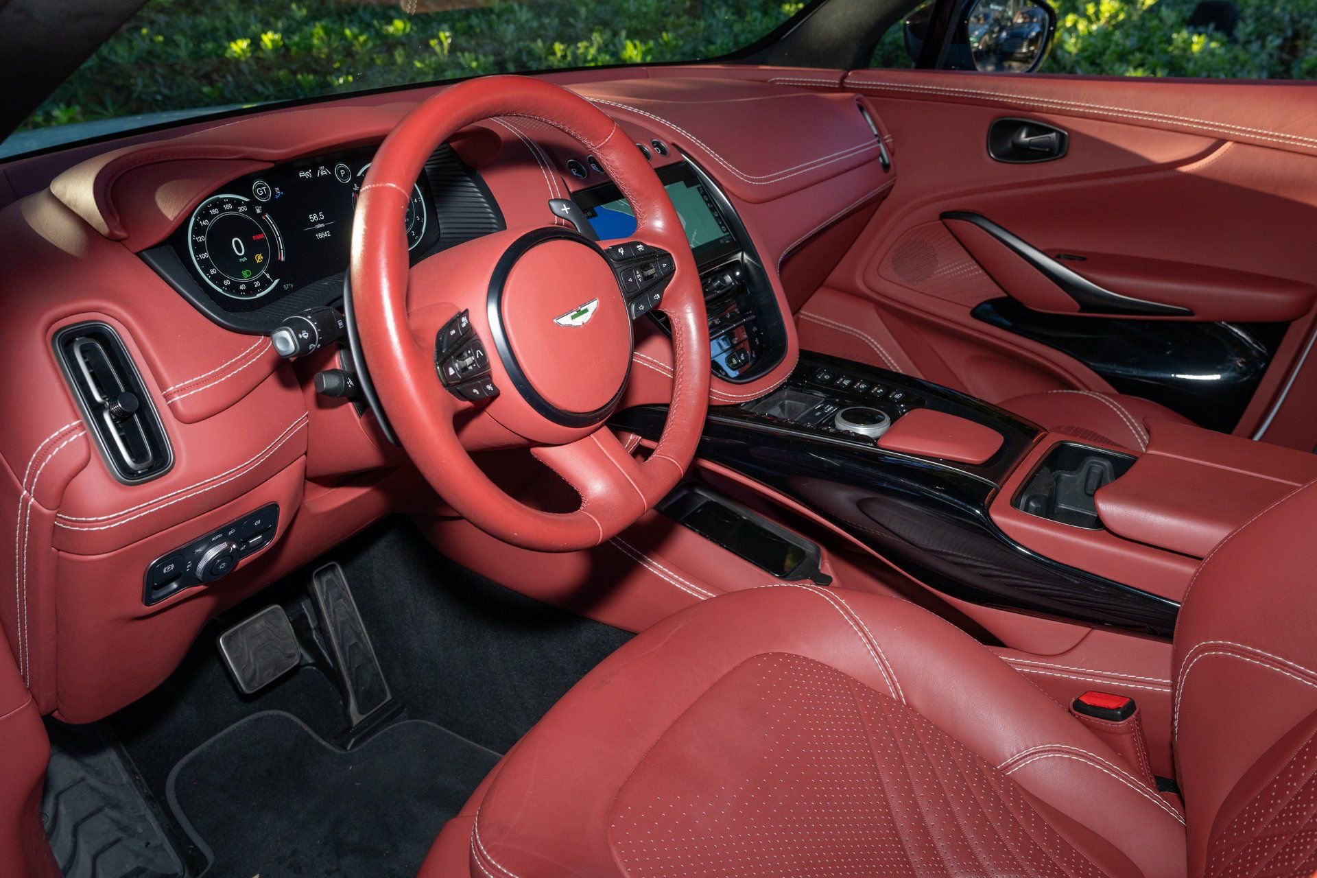 Used 2022 Aston Martin DBX image 13