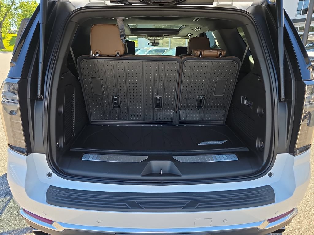 Used 2025 Chevrolet Tahoe High Country AWD/4WD image 16