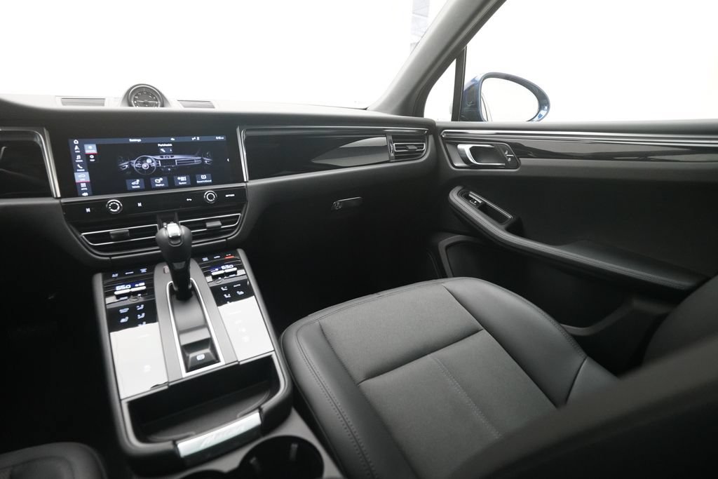 Certified 2022 Porsche Macan AWD/4WD image 19